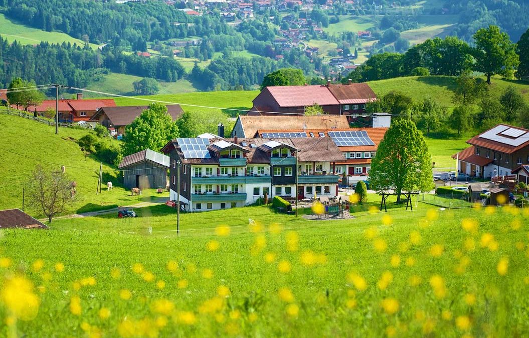 Starennest Slider Oberstaufen Haus Fenster 1055x675 - Starennest im Allgäu: Entdecken Sie 7 Gründe, warum Ihr nächster Urlaub hier sein sollte