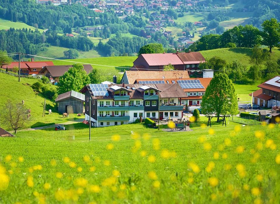 Starennest Slider Oberstaufen Haus Fenster 960x699 - Starennest im Allgäu: Entdecken Sie 7 Gründe, warum Ihr nächster Urlaub hier sein sollte
